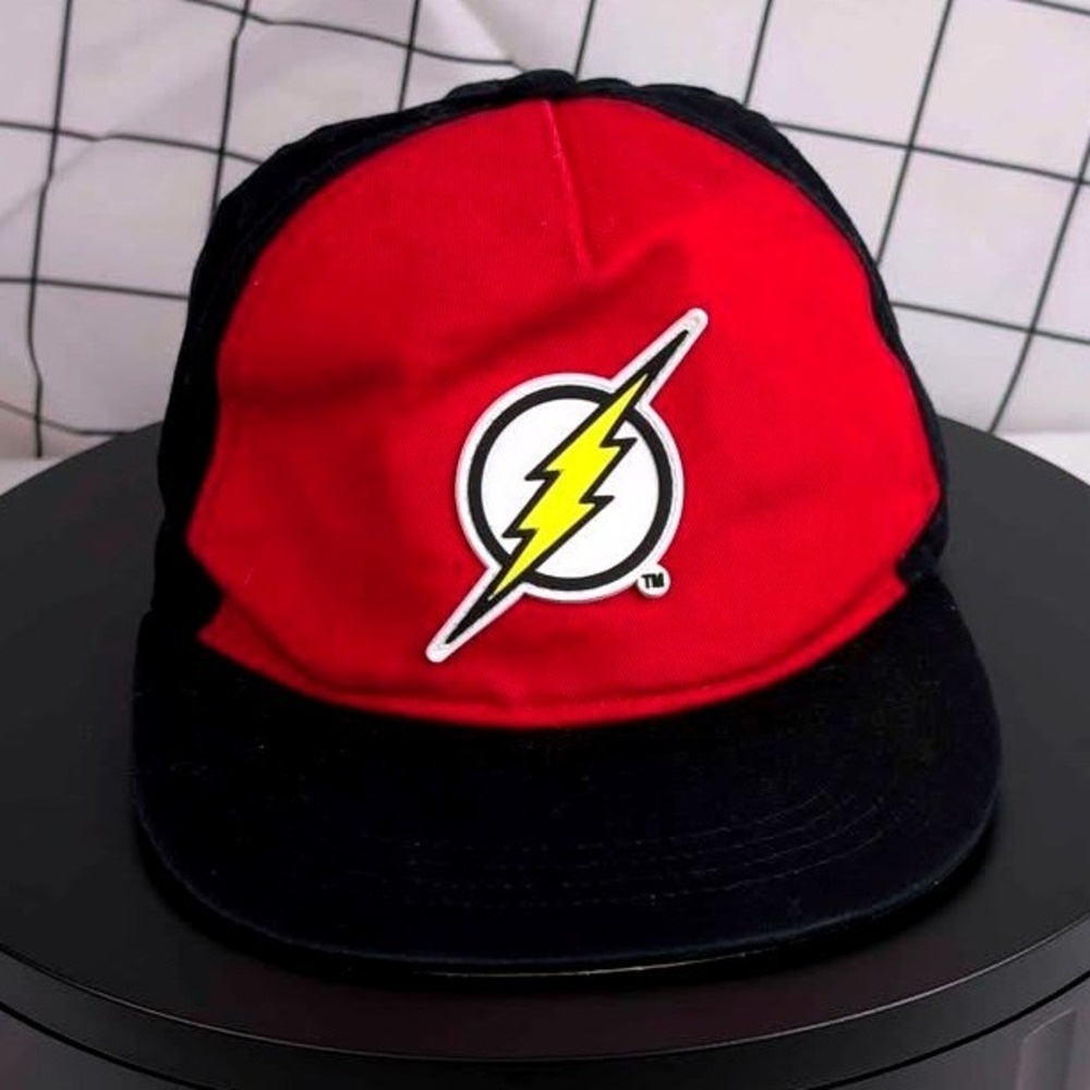 DC Comics The Flash Snapback Hat Kids OSFM Red Black Lightning Bolt Graphic Brim